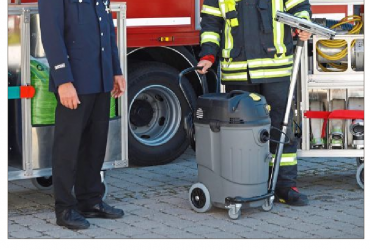 Spende Wassersauger durch Feuerwehrverein
